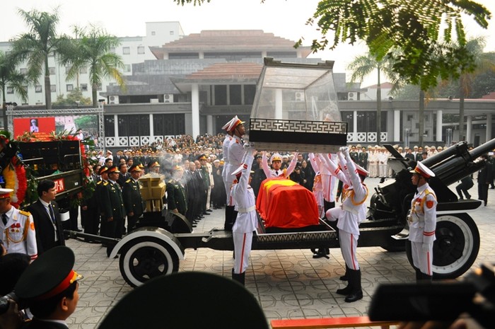 Trong không khí trang nghiêm mọi người đều thương tiếc Đại tướng - người anh hùng vĩ đại của dân tộc Việt Nam